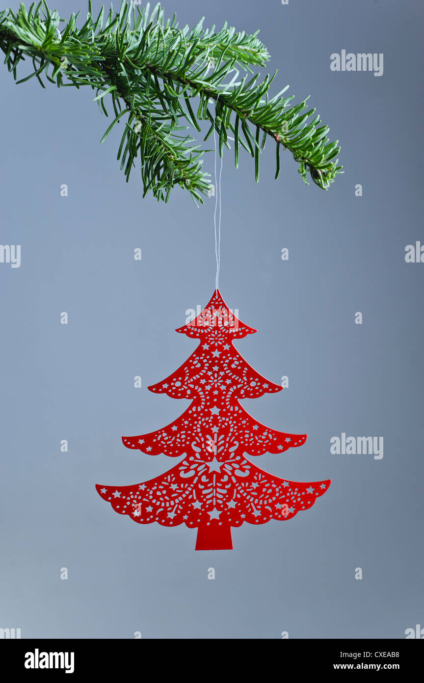 Christmas Tree Ornament hängen an Zweig Stockfoto