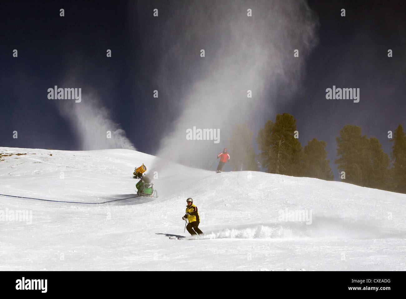 Tirol, Schneekanonen Kunstschnee auf einer Skipiste ausstrahlen Stockfoto