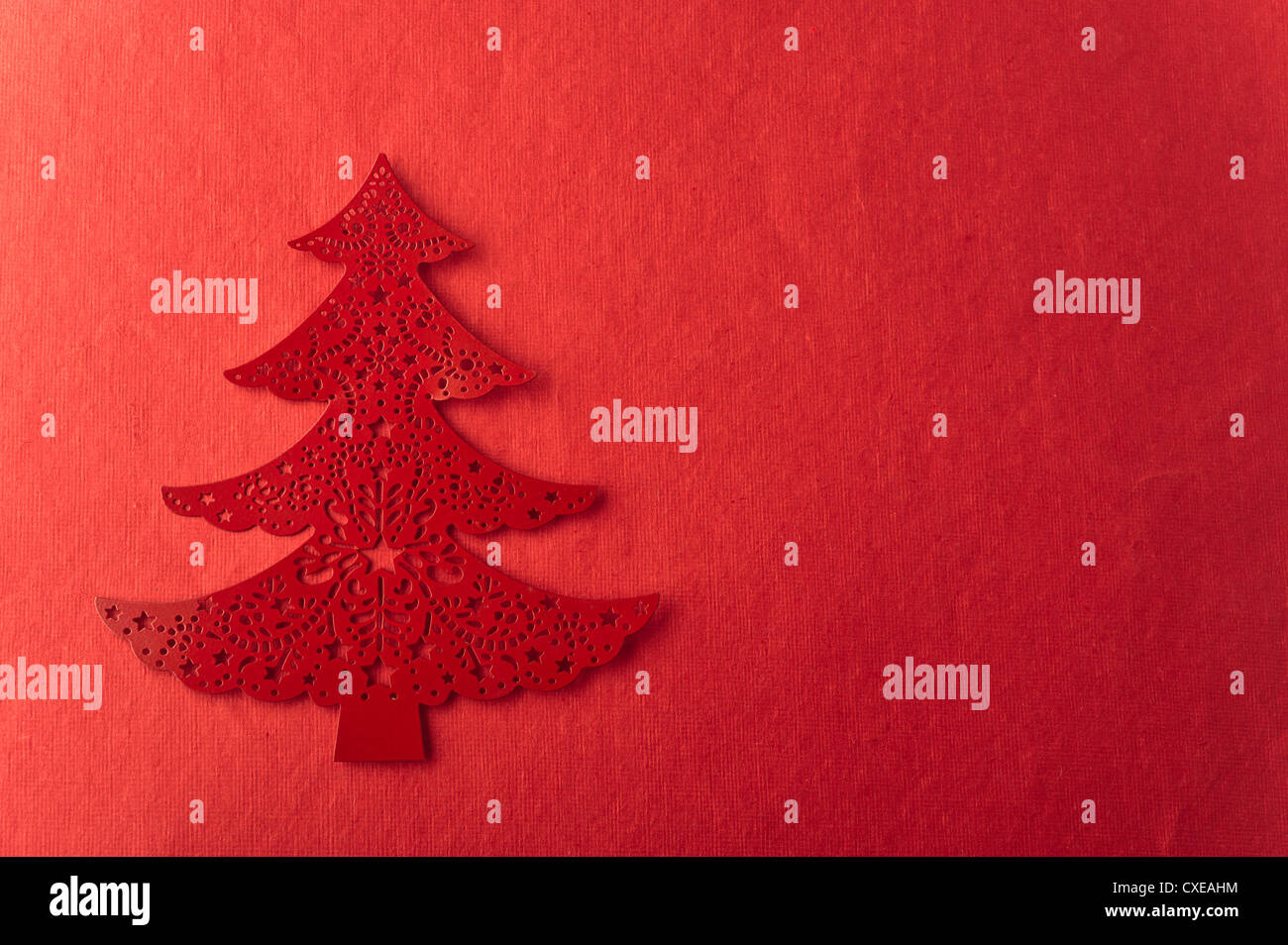 Weihnachtsbaum-Form auf rotem Grund Stockfoto