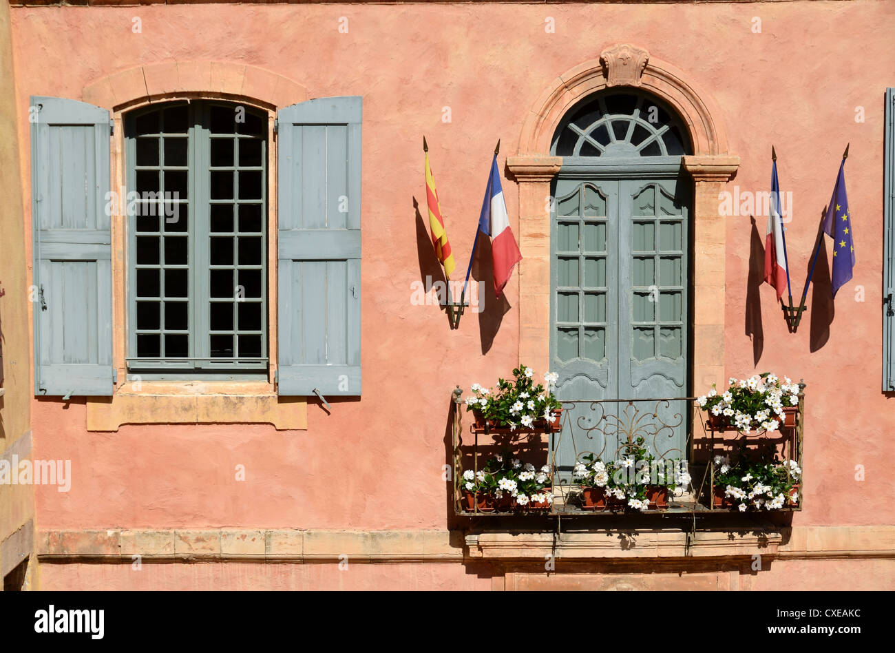 Rathaus Fassade mit regionalen Provence, Französisch & Europäische Flaggen Roussillon Luberon Vaucluse Provence Frankreich Stockfoto