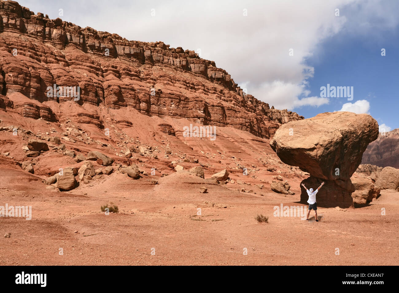 Der bewunderten Tourist vor einem grandiosen Felsen Stockfoto