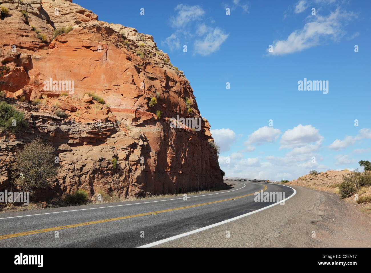 Die amerikanischen Straßen in die roten Felsen-Wüste Stockfoto