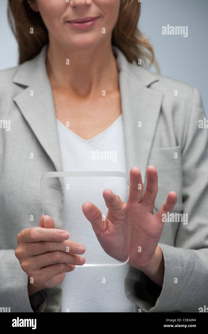 Geschäftsfrau mit transparenten digital-Tablette Stockfoto