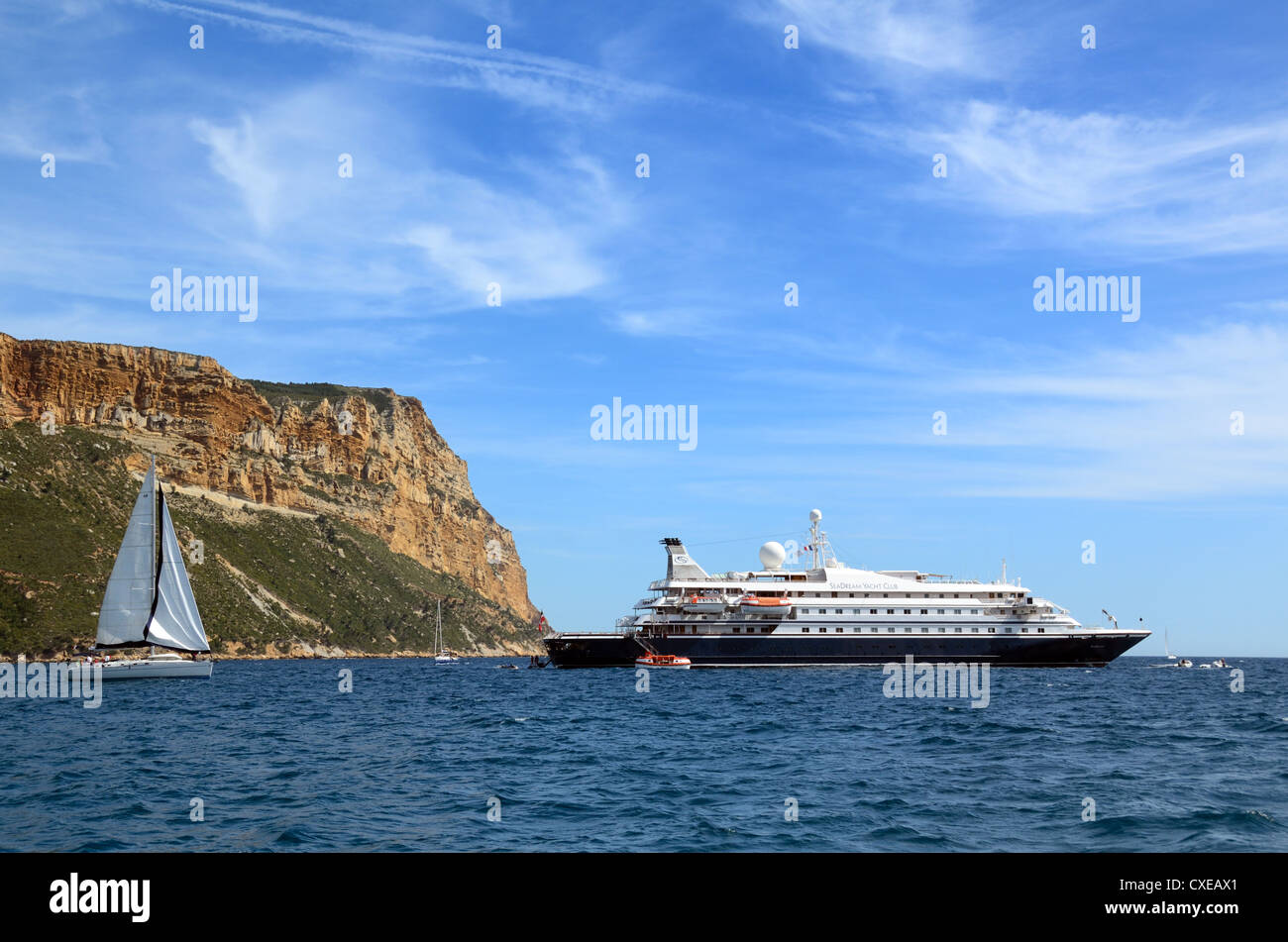 Yacht-Cap Canaille Klippen & Luxus-Cruiser oder Kreuzfahrtschiff verankert in die Bucht von Cassis Mittelmeer Provence Frankreich Stockfoto