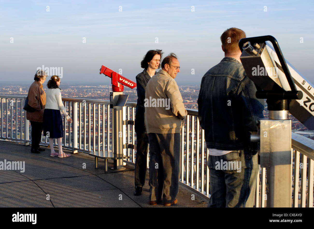 Muenchen, Menschen auf dem Olympiaturm Stockfoto