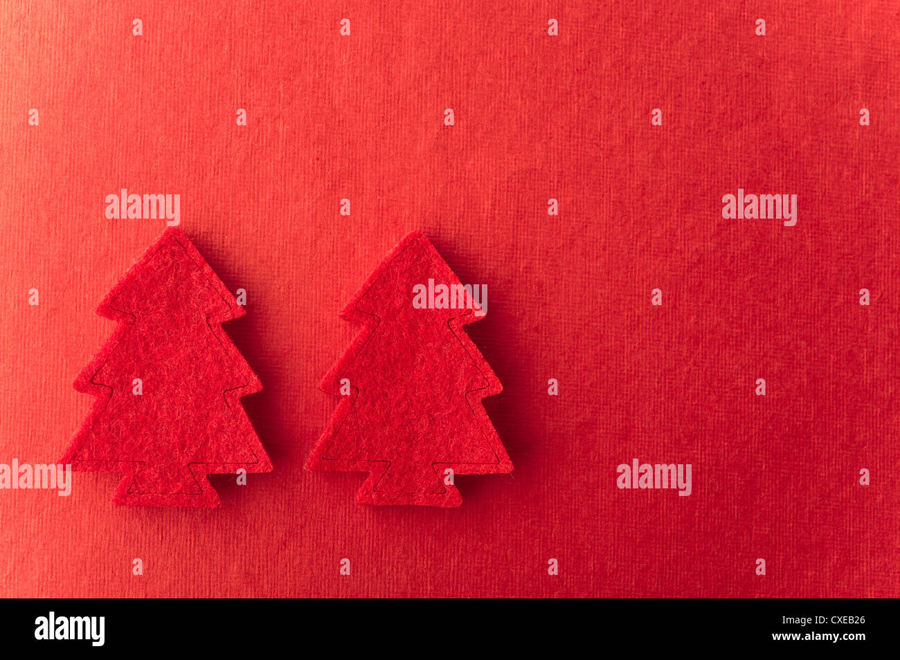Weihnachtsbaum-Formen auf rotem Grund Stockfoto