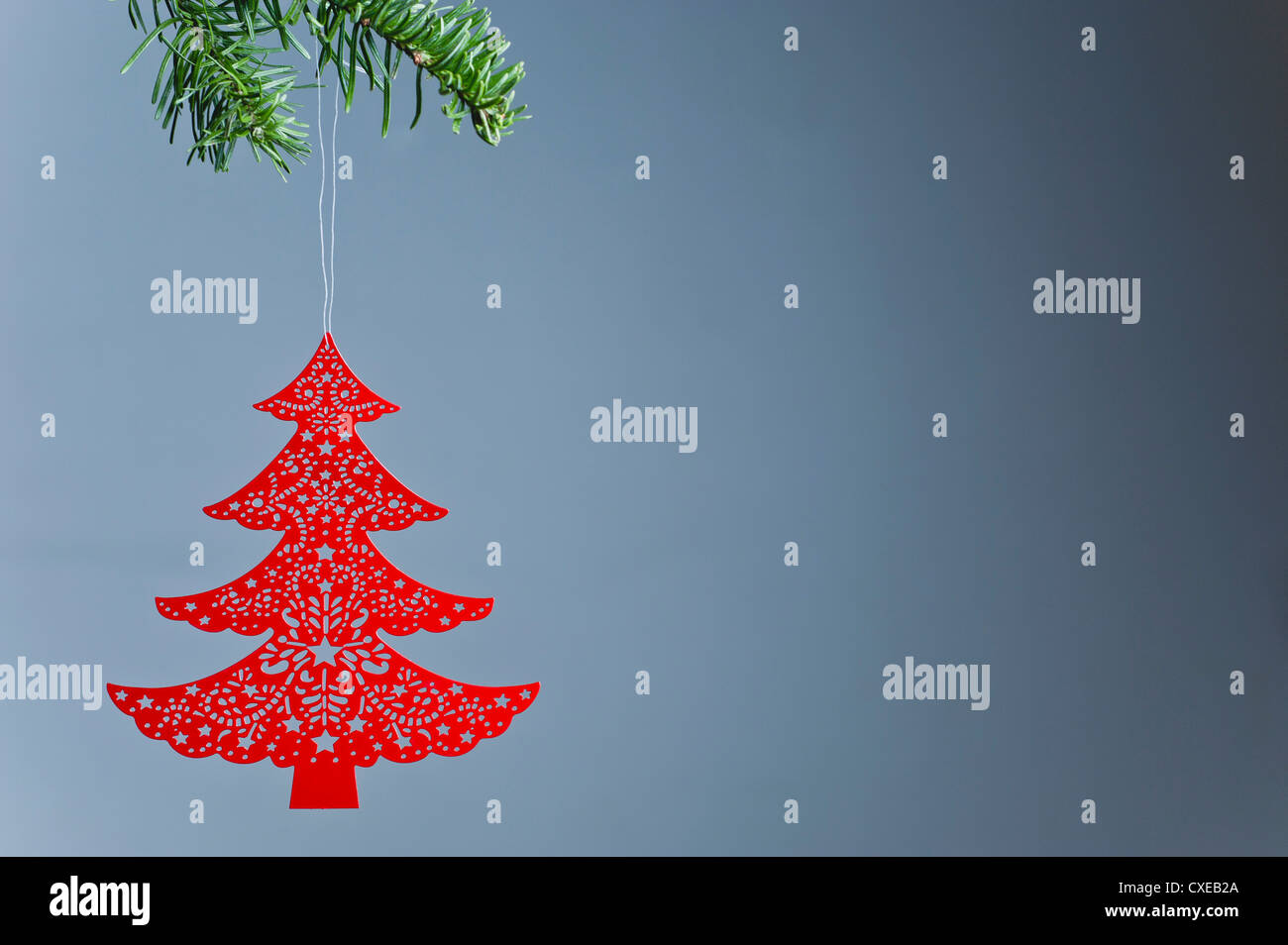 Christmas Tree Ornament hängen an Zweig aus der Mitte Stockfoto