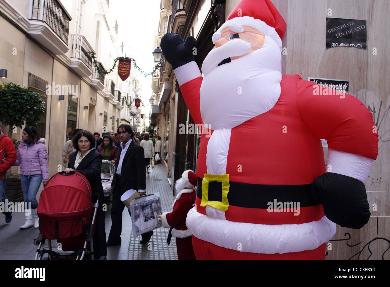 Cadiz, Santa Claus in einer Einkaufsstraße Stockfoto