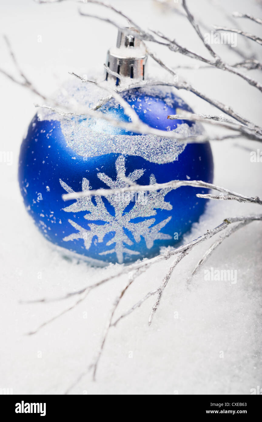 Blaue Kugel im Schnee Stockfoto