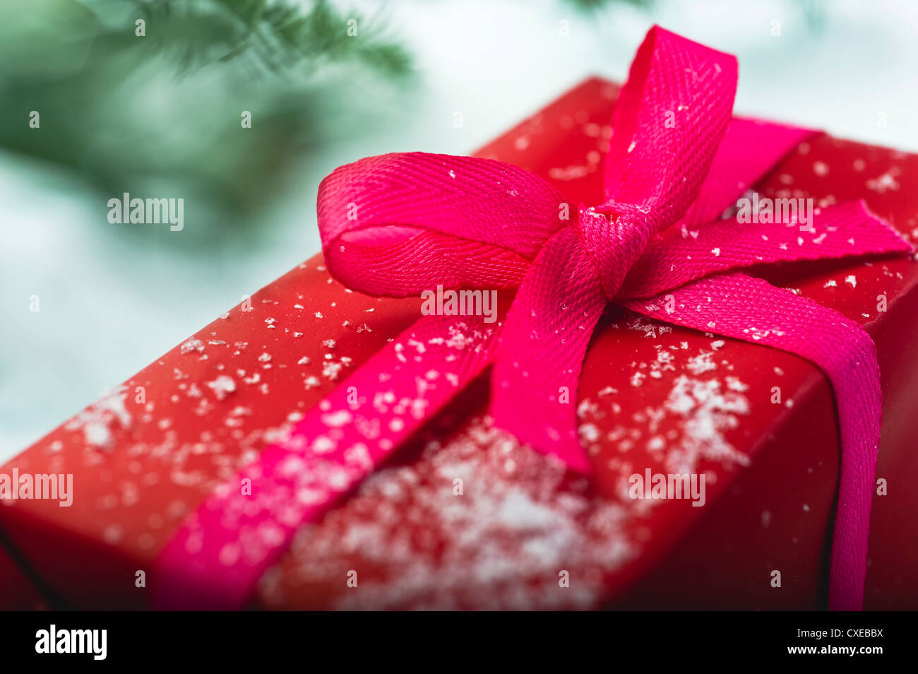 Weihnachtsgeschenk in Schneeflocken bedeckt Stockfoto