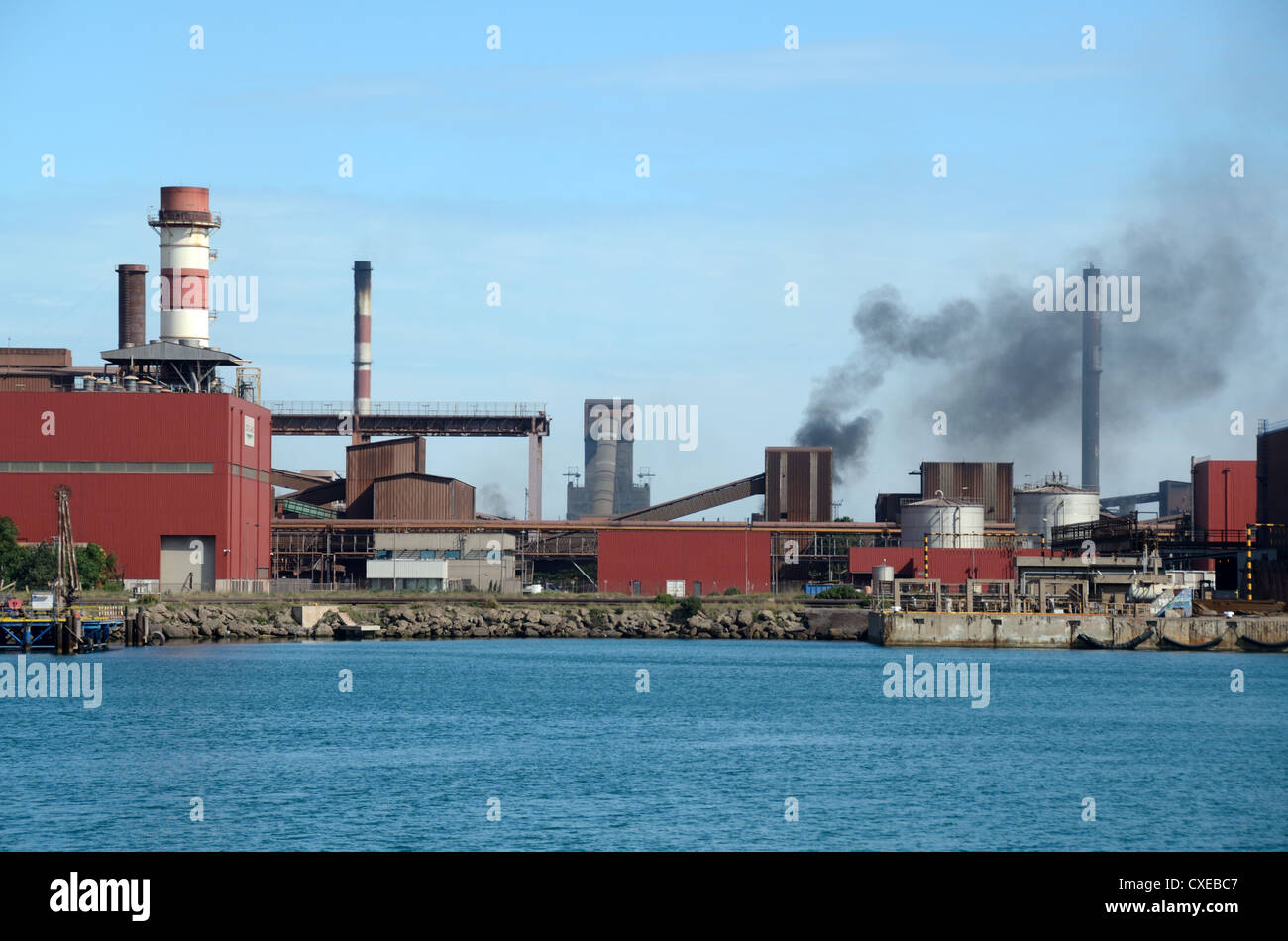 Rauchstacks und Luftverschmutzung aus dem ArcelorMittal Steelworks Martigues Autonome Hafen von Marseille oder Marseille Provence Frankreich Stockfoto