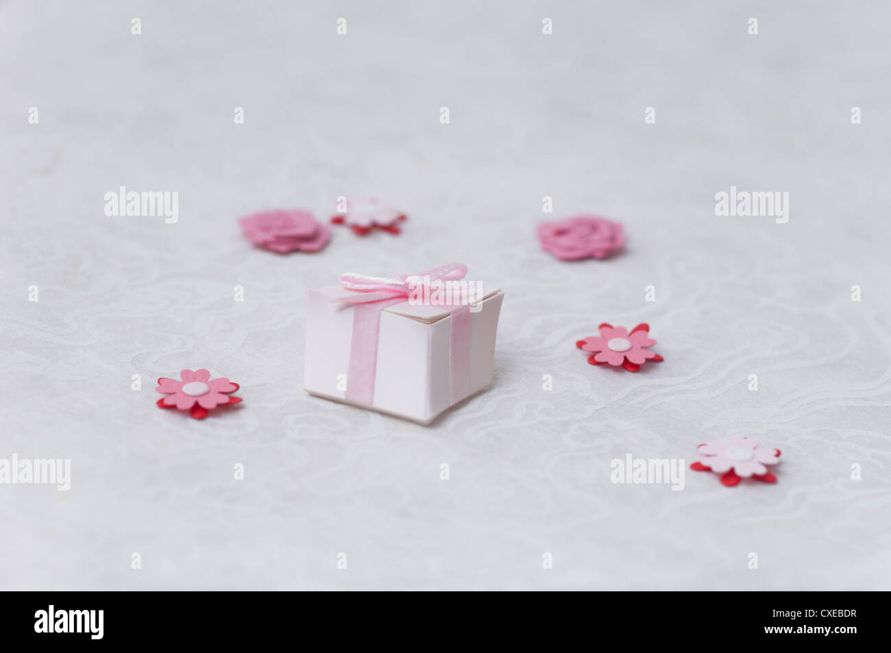 Miniatur verpackt Geschenk und Papier Blumen Stockfoto