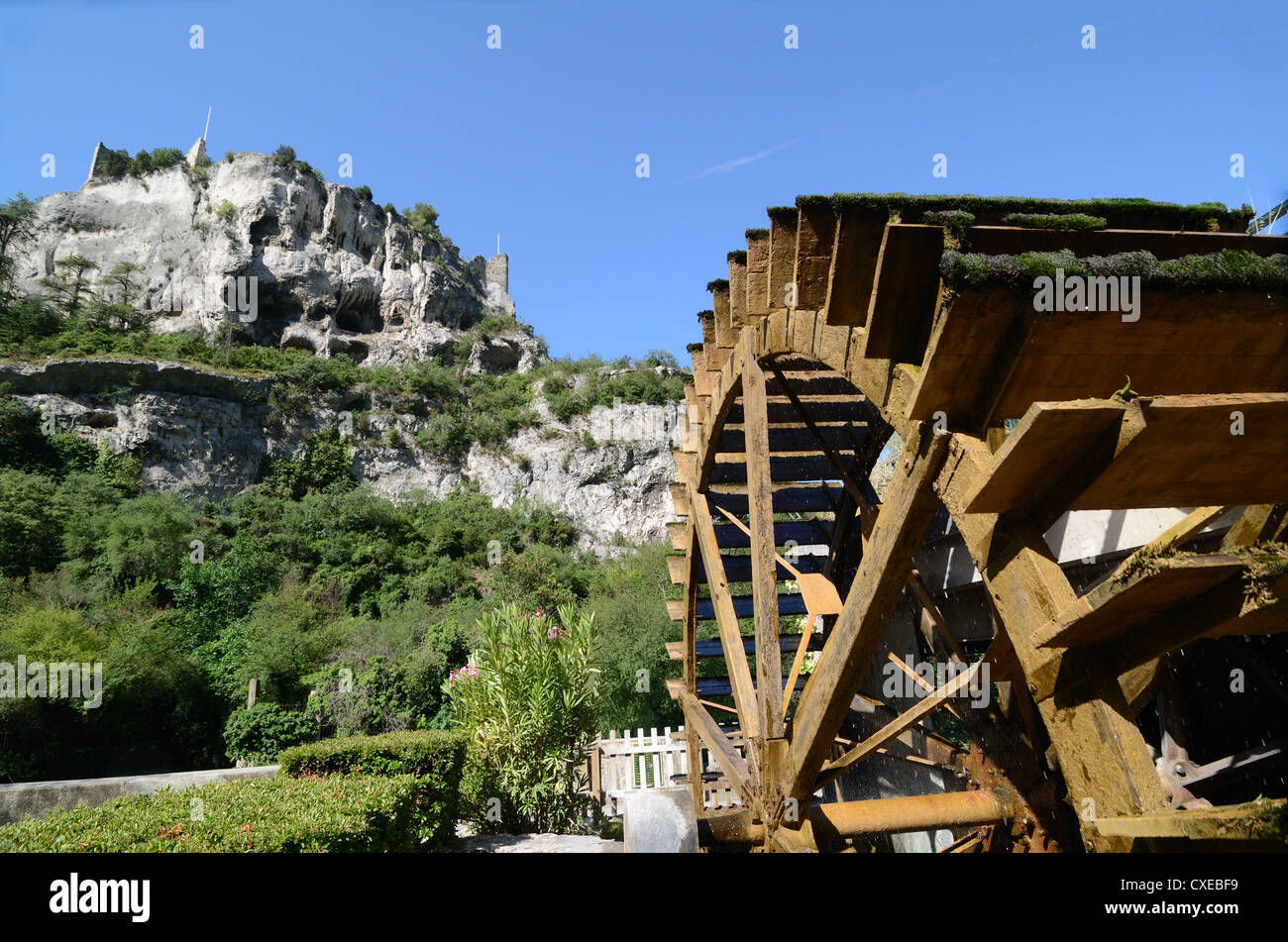 Wasserrad und Burgruine oder Château in Fontaine-de-Vaucluse Vaucluse Provence Frankreich Stockfoto