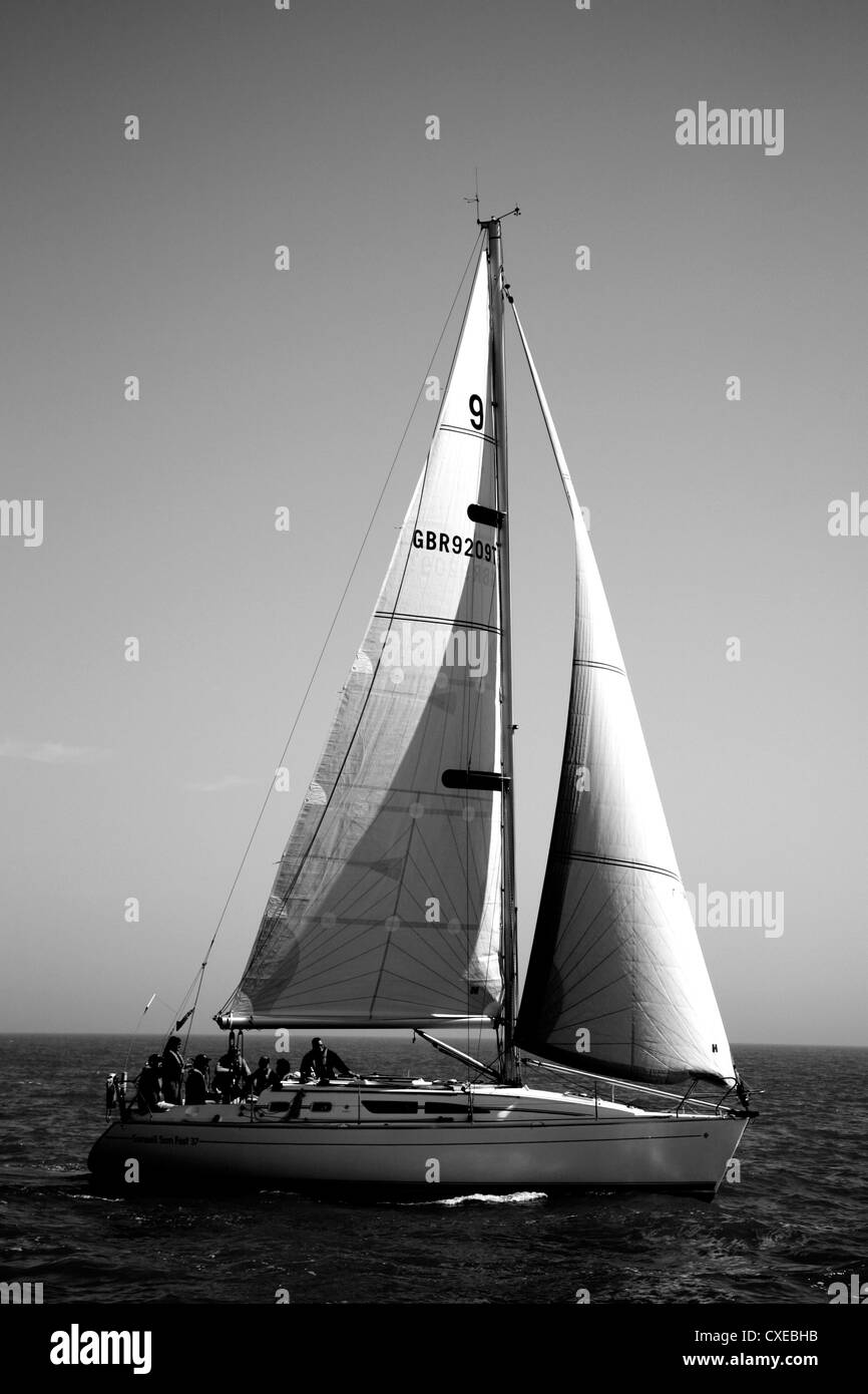 Adventure Racing Yacht Segelboot in schwarz und weiß auf dem Meer im Solent Stockfoto