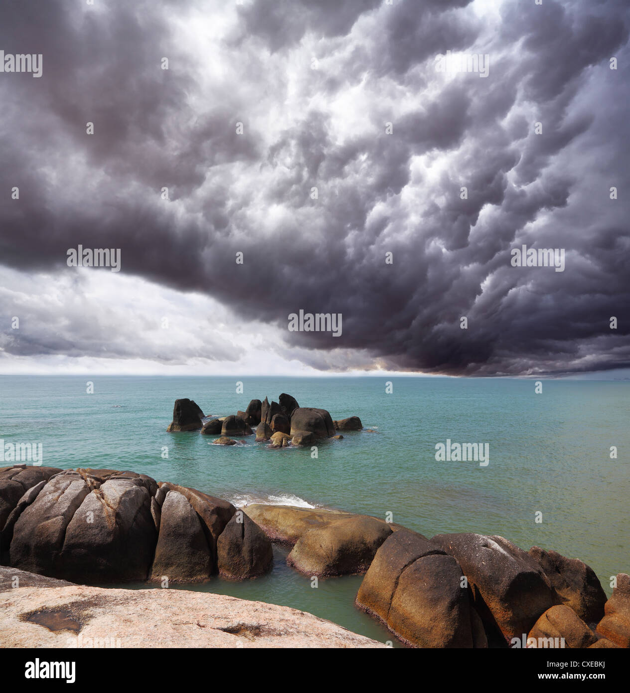 Gewitterwolke über dem südlichen Meer Stockfoto