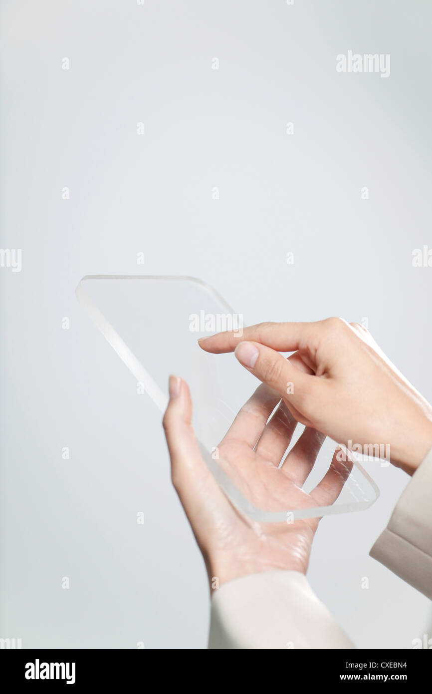 Weibes Hände halten transparente digital-Tablette Stockfoto
