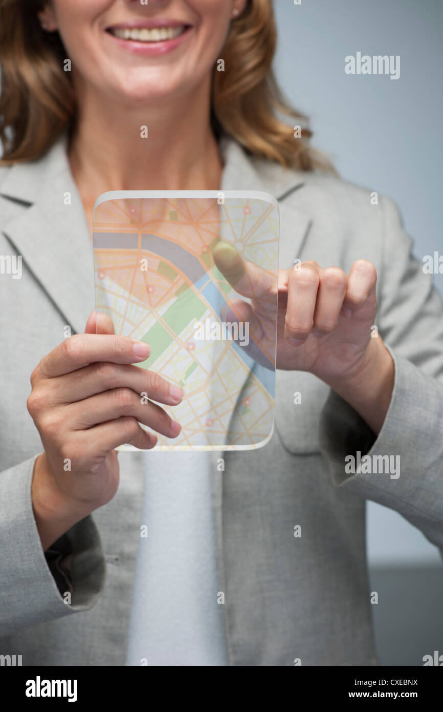 Frau mit Touchscreen-Technologie auf transparente digital-Tablette Karte anzeigen Stockfoto
