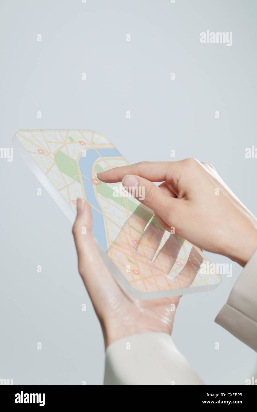 Frau mit transparenten digitale Tablet mit Touchscreen, Kartenansicht, beschnitten Stockfoto