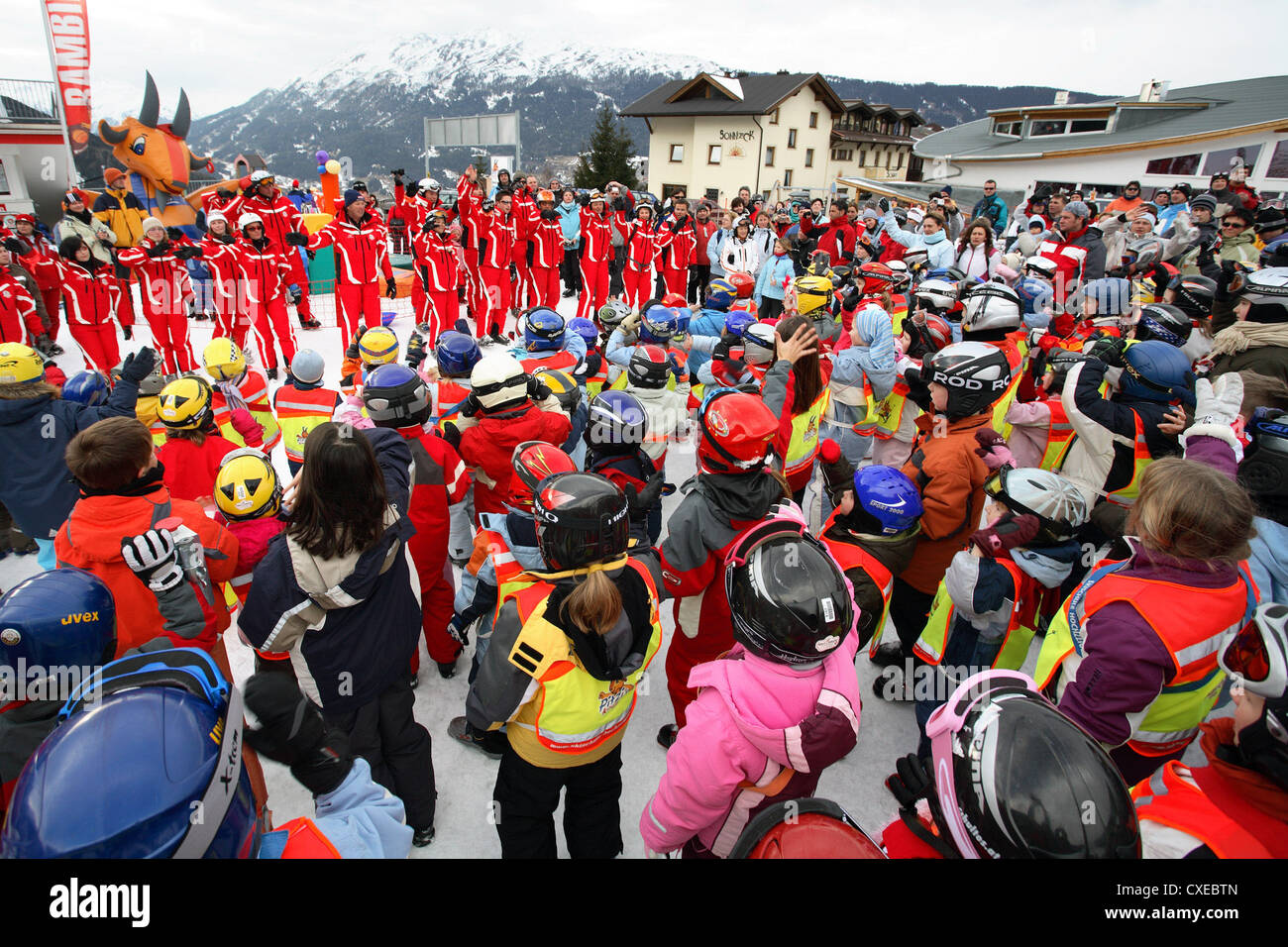 Tirol, Unterhaltungsprogramm für Kinder in der Skischule Stockfoto