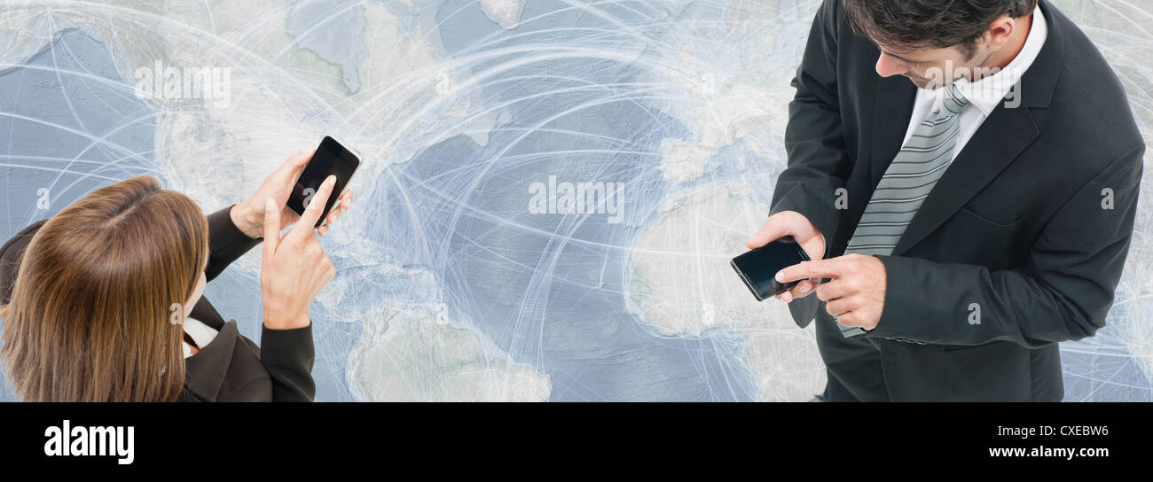 Kollegen, die Austausch von Informationen mit Smartphones, Weltkarte im Hintergrund Stockfoto