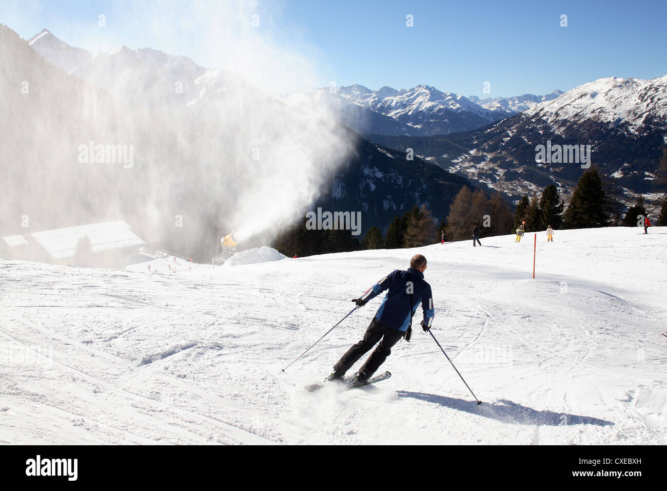 Tirol, besprüht Schneekanonen Kunstschnee auf einer Skipiste Stockfoto