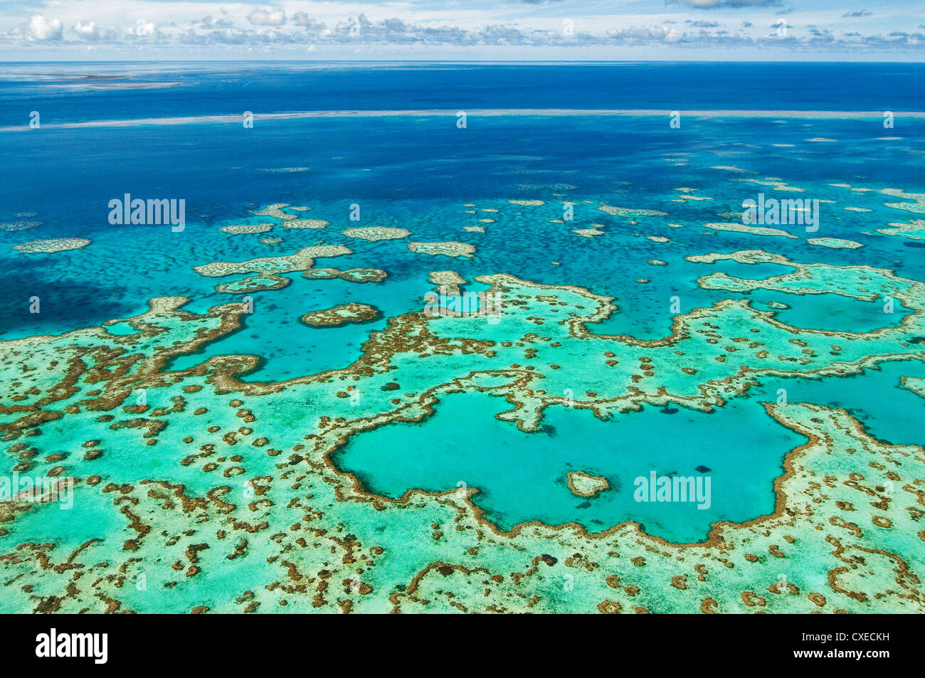 Türkisfarbenes Wasser des Hardy Reef, Teil des Great Barrier Reef. Stockfoto