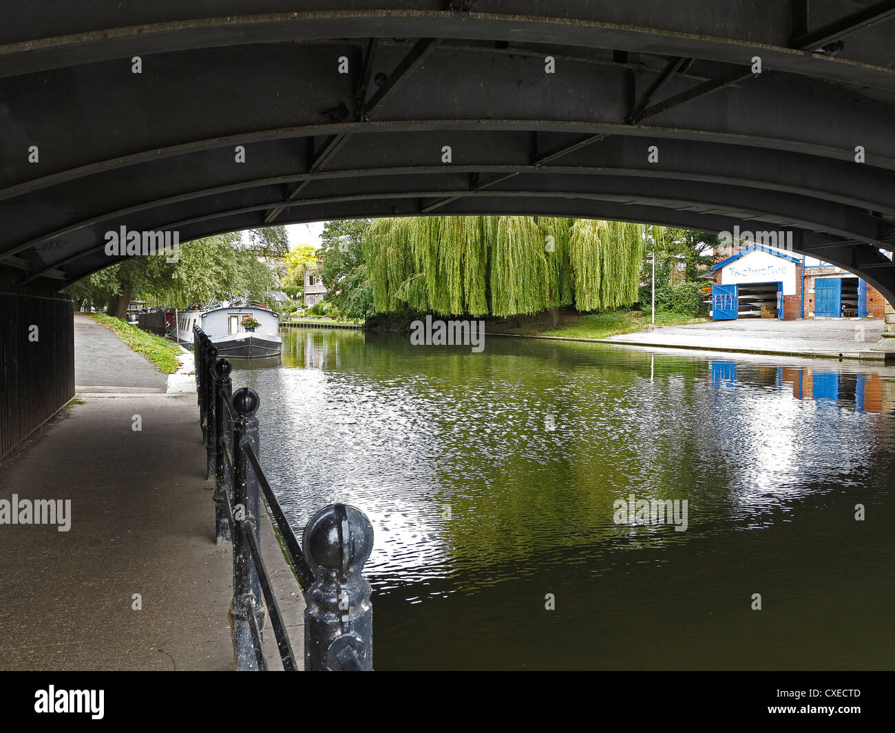 Unter Victoria Avenue Brücke des Flusses Cam gegenüber Jesus Green Cambridge anzeigen Stockfoto