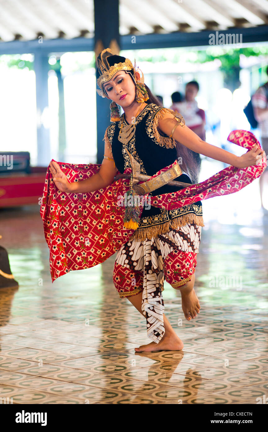 Frau, die Durchführung eines traditionellen javanischen Palastes Tanz an der Sultanspalast (Kraton), Yogyakarta, Java, Indonesien Stockfoto