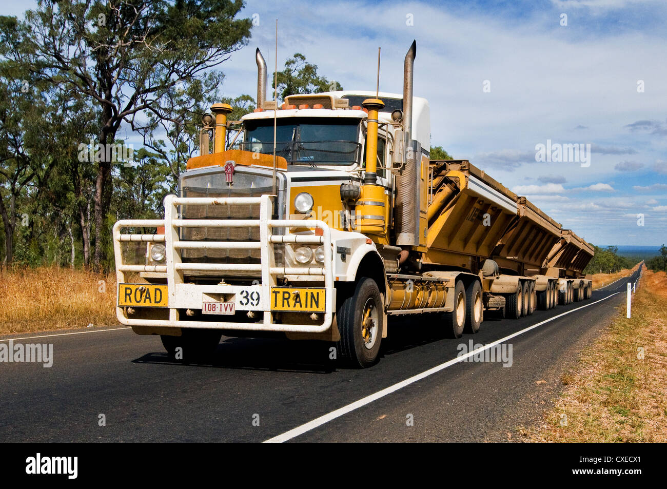 Australian Road Train auf Kennedy Developmental Road. Stockfoto