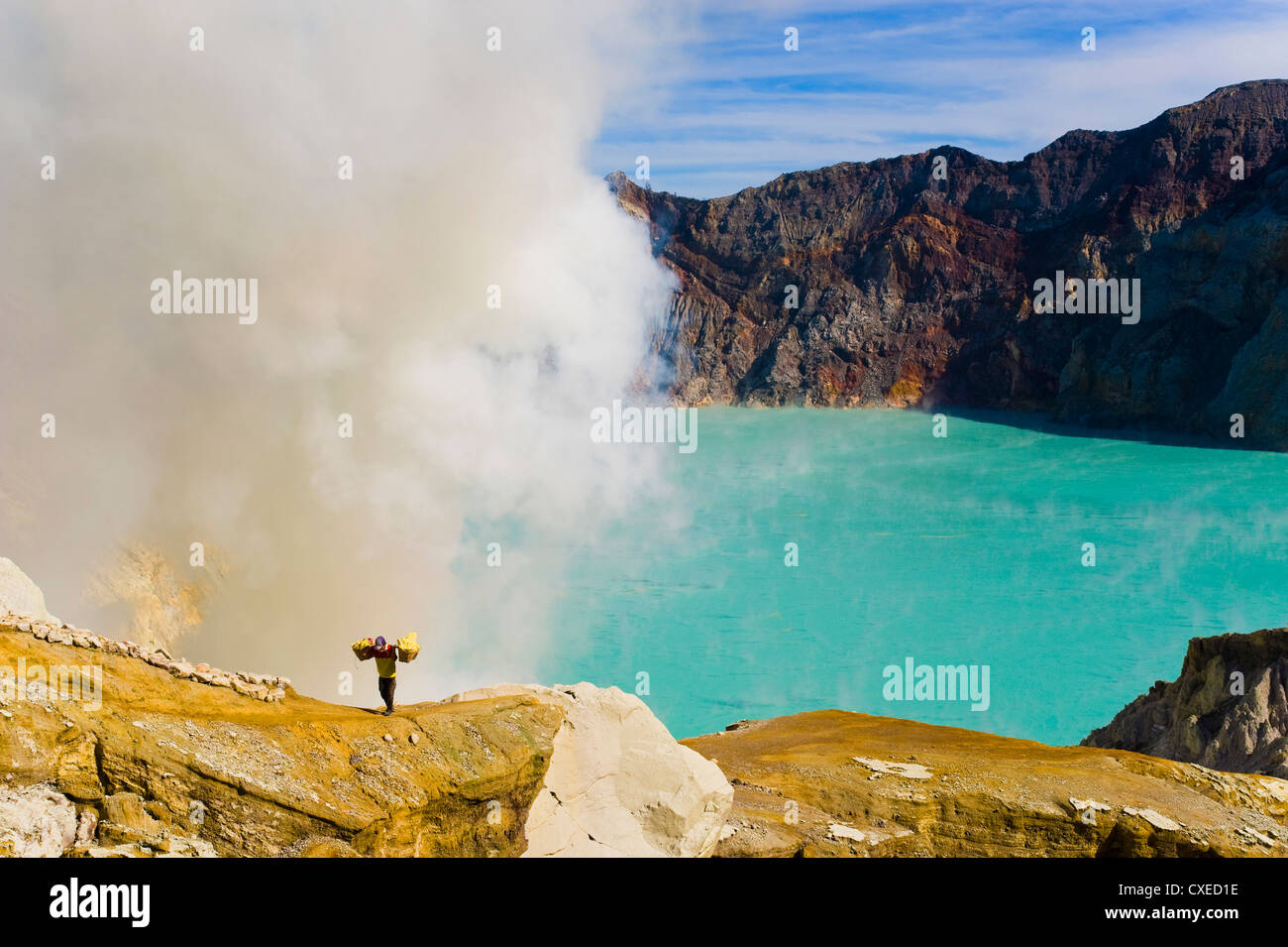 Schwefel-Arbeiter erscheinen von giftigen Dämpfen am Kawah Ijen, Ost-Java, Indonesien, Südostasien, Asien Stockfoto