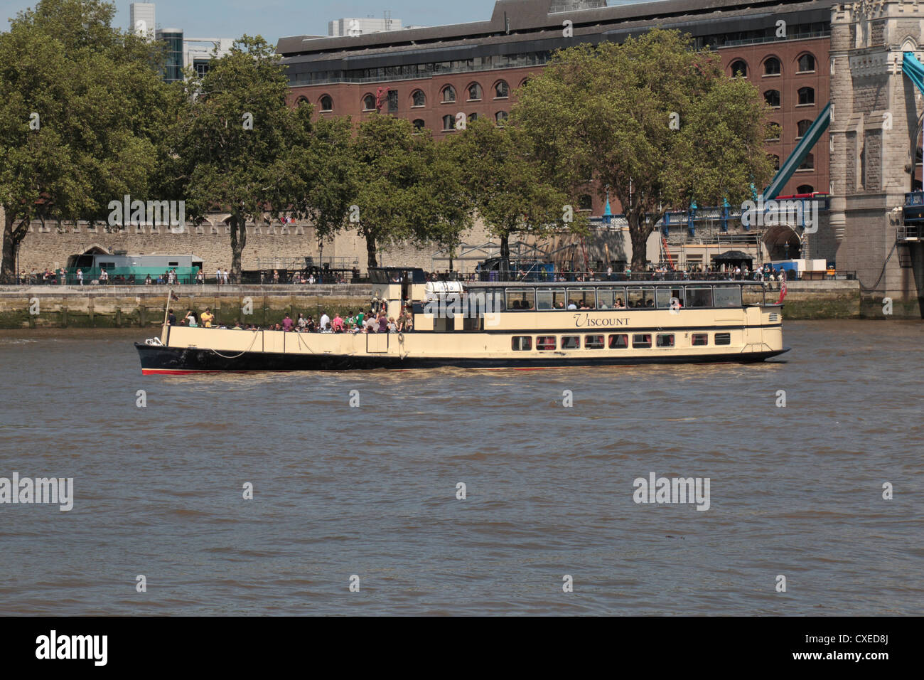 Die MV Viscount Touristenboot auf der Themse in der Nähe der Tower of London, in central London, UK. Stockfoto