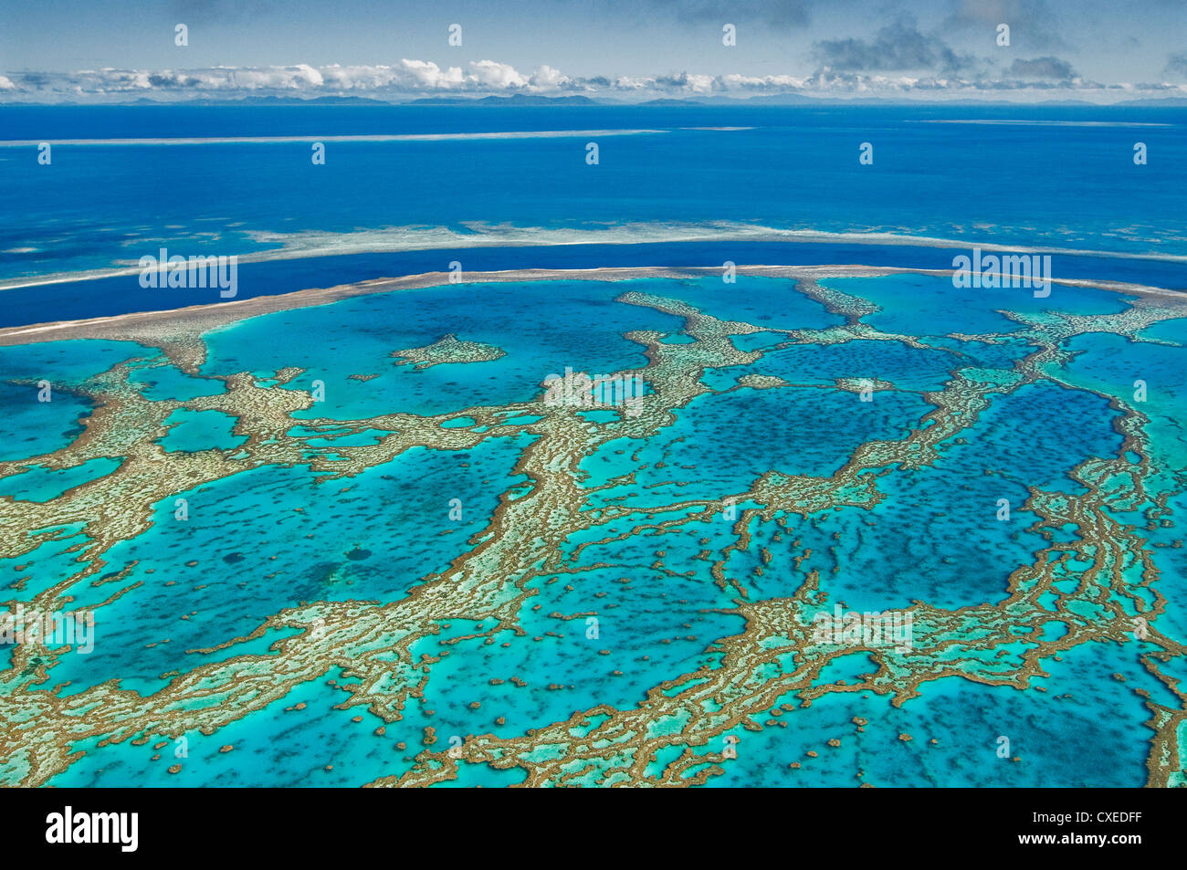 Türkisfarbenes Wasser am Hardy Reef, Teil des berühmten Great Barrier Reef. Stockfoto