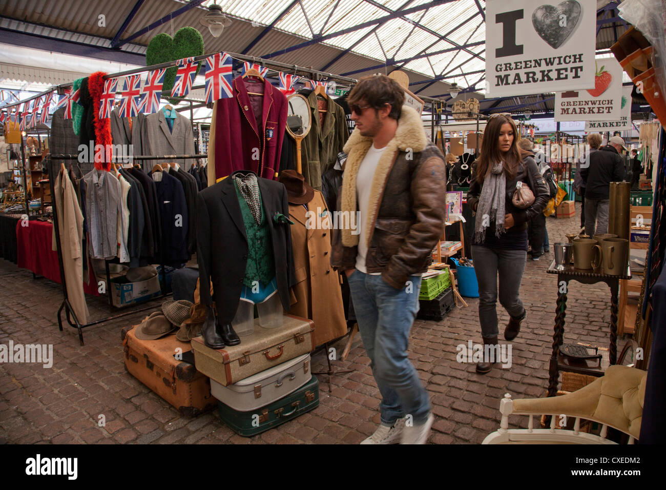 Besucher der Antiquitäten und Vintage-Kleidung Markt in Greenwich, London, England, UK Stockfoto