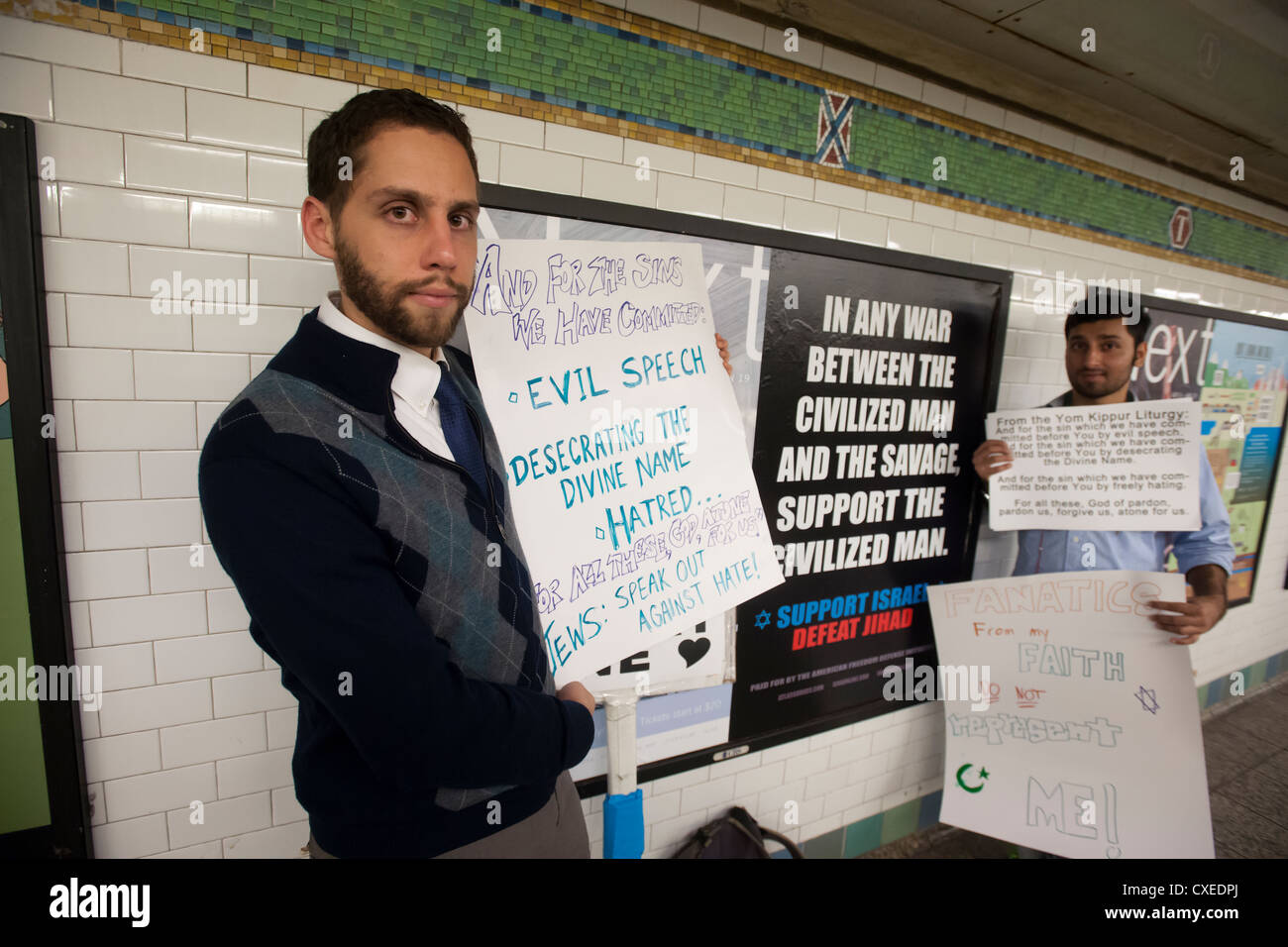 Eine Anzeige in der u-Bahn in New York Israel fördert und besiegte Jihad, unter Bezugnahme auf Dschihadisten als wilde Stockfoto