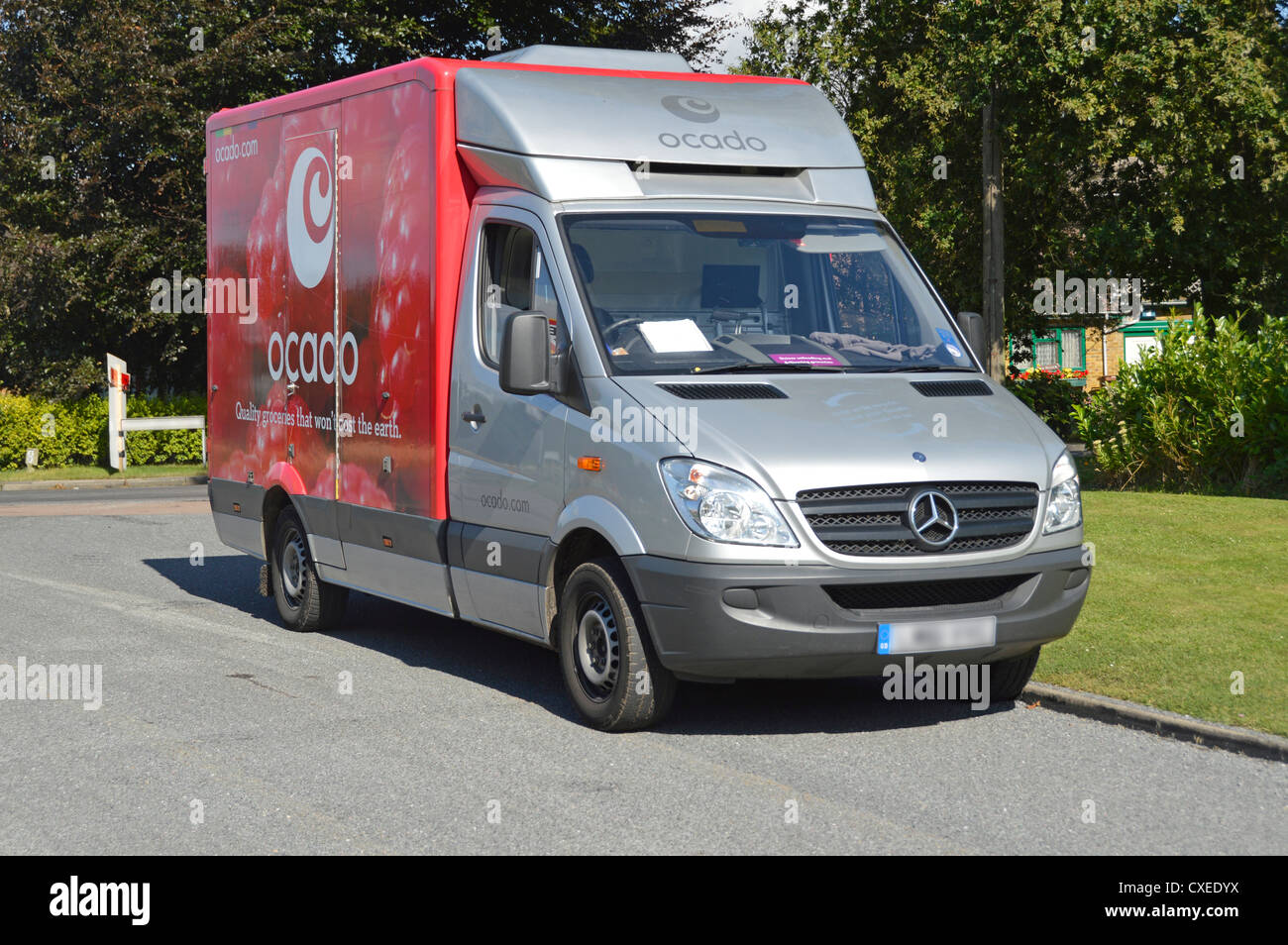 Ocado Lebensmittel nach Hause Lieferwagen (verdeckt Nummernschild) geparkt in Wohn drehen, während Fahrer Lieferungen macht Stockfoto