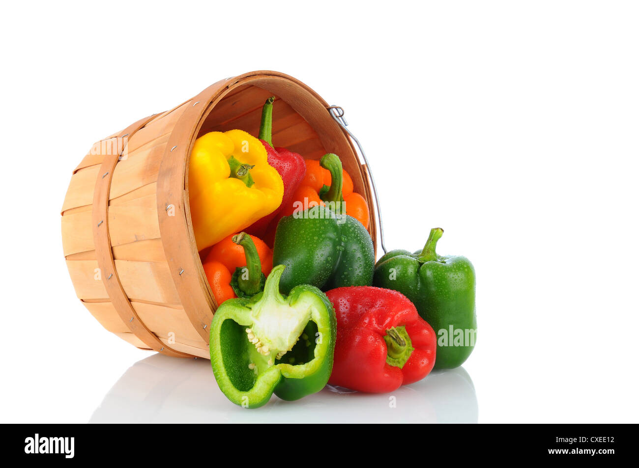 Ein Korb voll frischer Paprika drauf nahm s Seite Verschütten auf der Oberfläche. Stockfoto