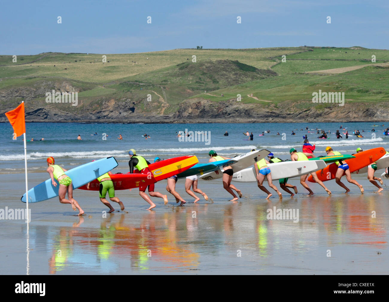 North Cornwall - Polzeath Strand - Surfbrett Racers - Rubrik für die Surf - Kulisse Pentire Point - Farbe - Reflexionen Stockfoto