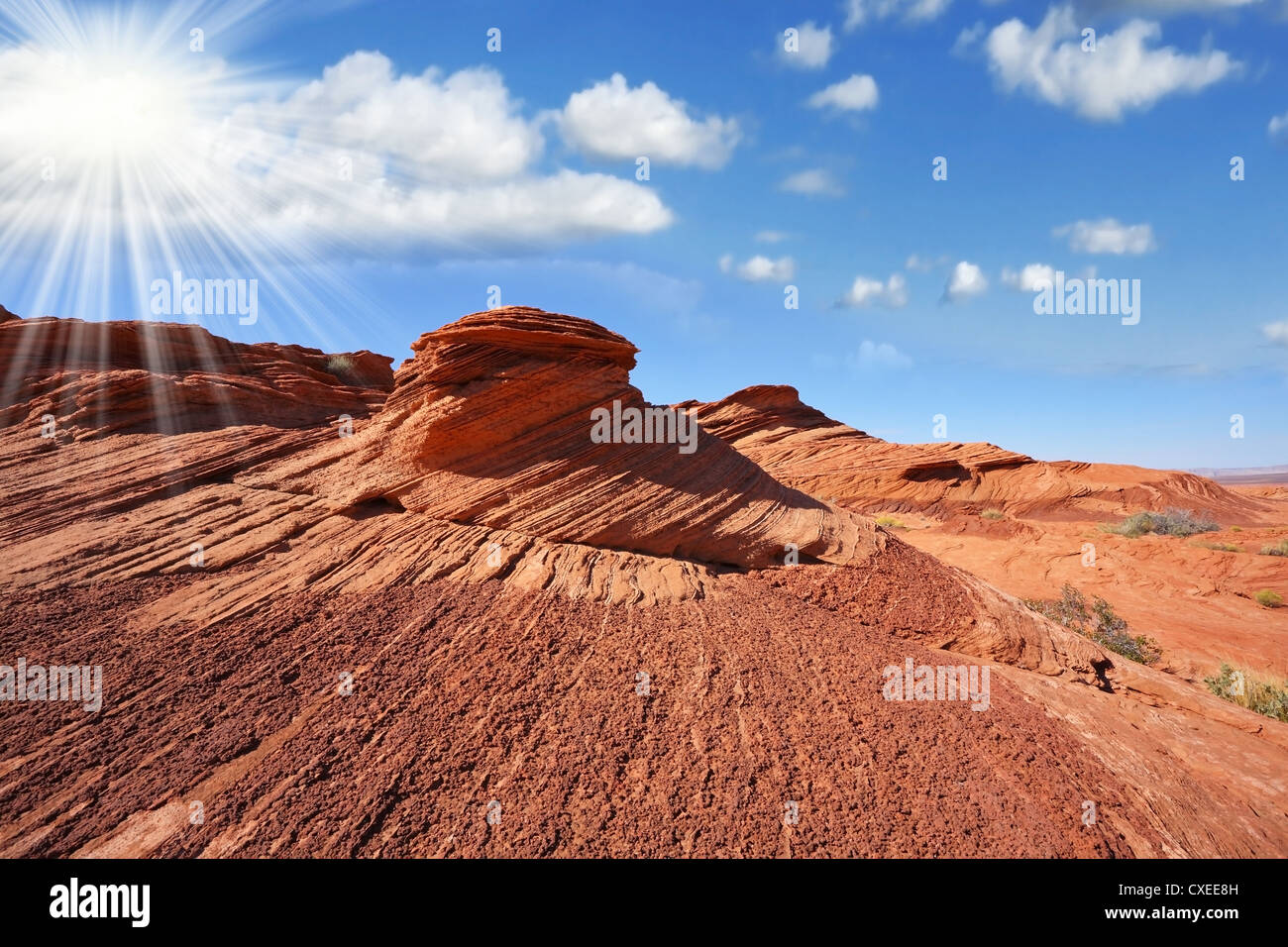 Strahlende Sonne am Himmel Stockfoto