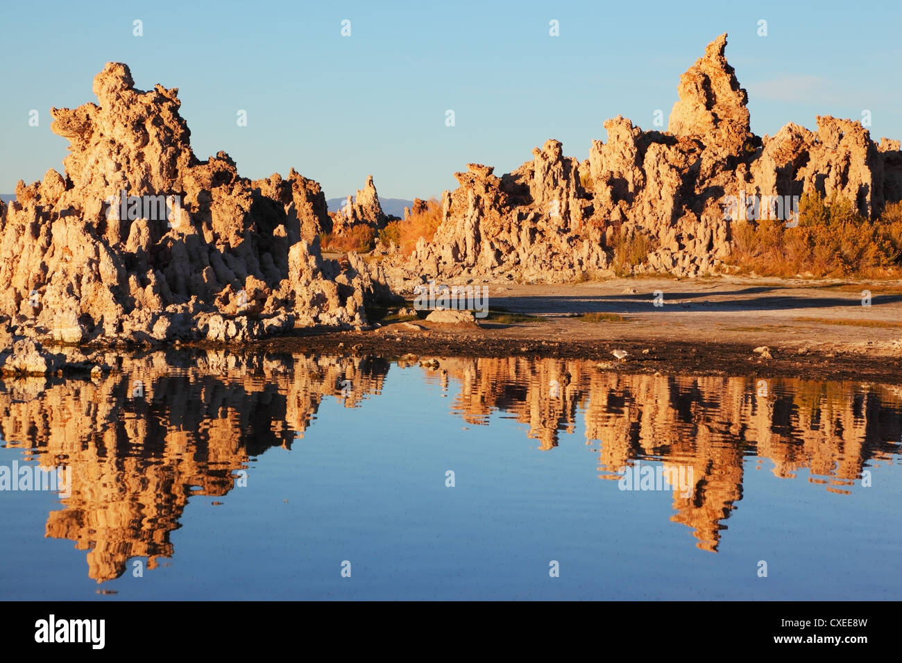 Der Mono Lake mit Tuffstein Stockfoto