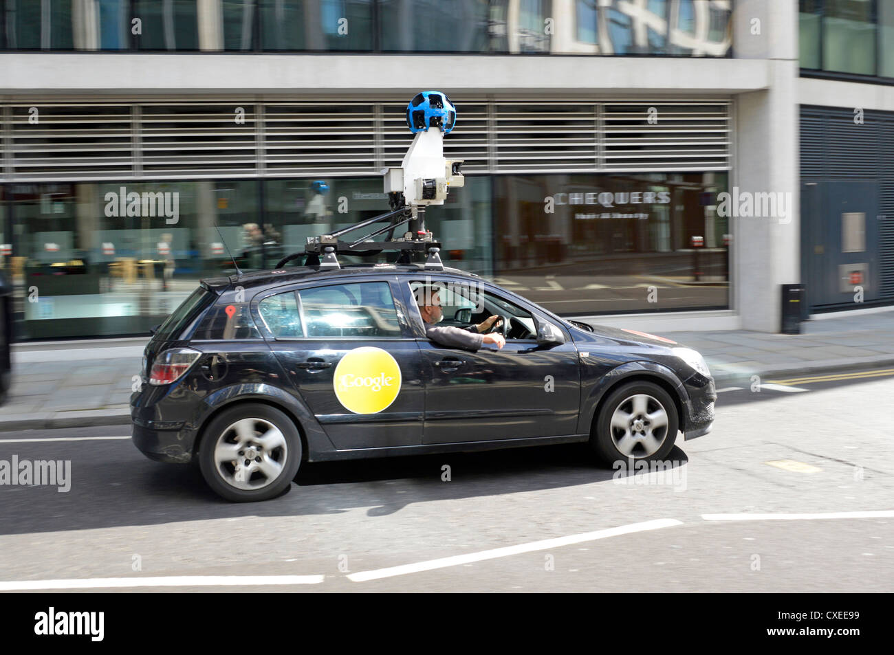 Google Car & Nahaufnahme einer Videokamera, die im Fahrzeugdach befestigt ist Filmaufnahmen Straßenansicht Pegman Kartenbilder, die Fetter Lane City of London England Großbritannien fahren Stockfoto