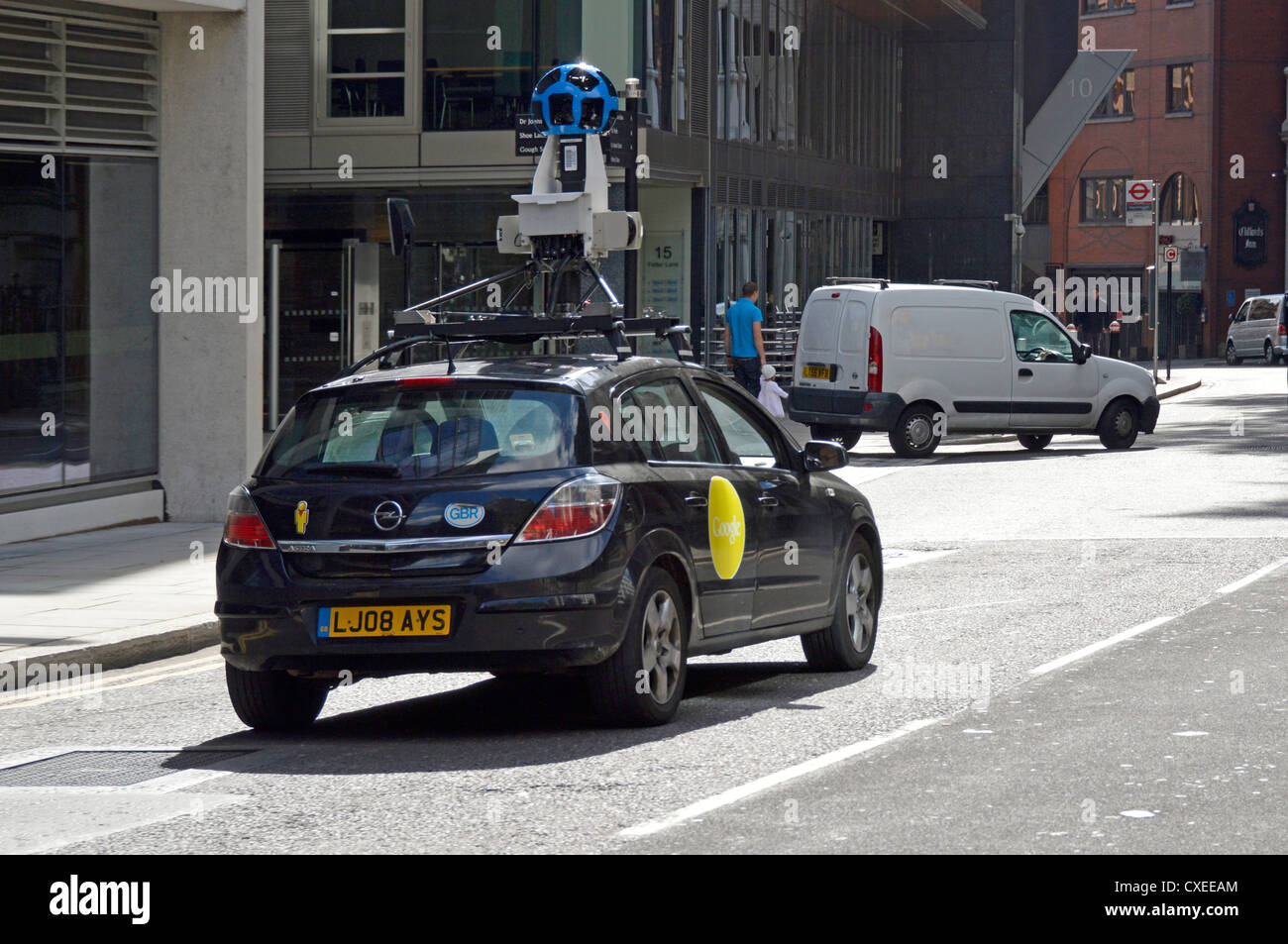 Google Car & Nahaufnahme einer Videokamera, die im Fahrzeugdach befestigt ist Filmaufnahmen Straßenansicht Pegman Kartenbilder, die Fetter Lane City of London England Großbritannien fahren Stockfoto