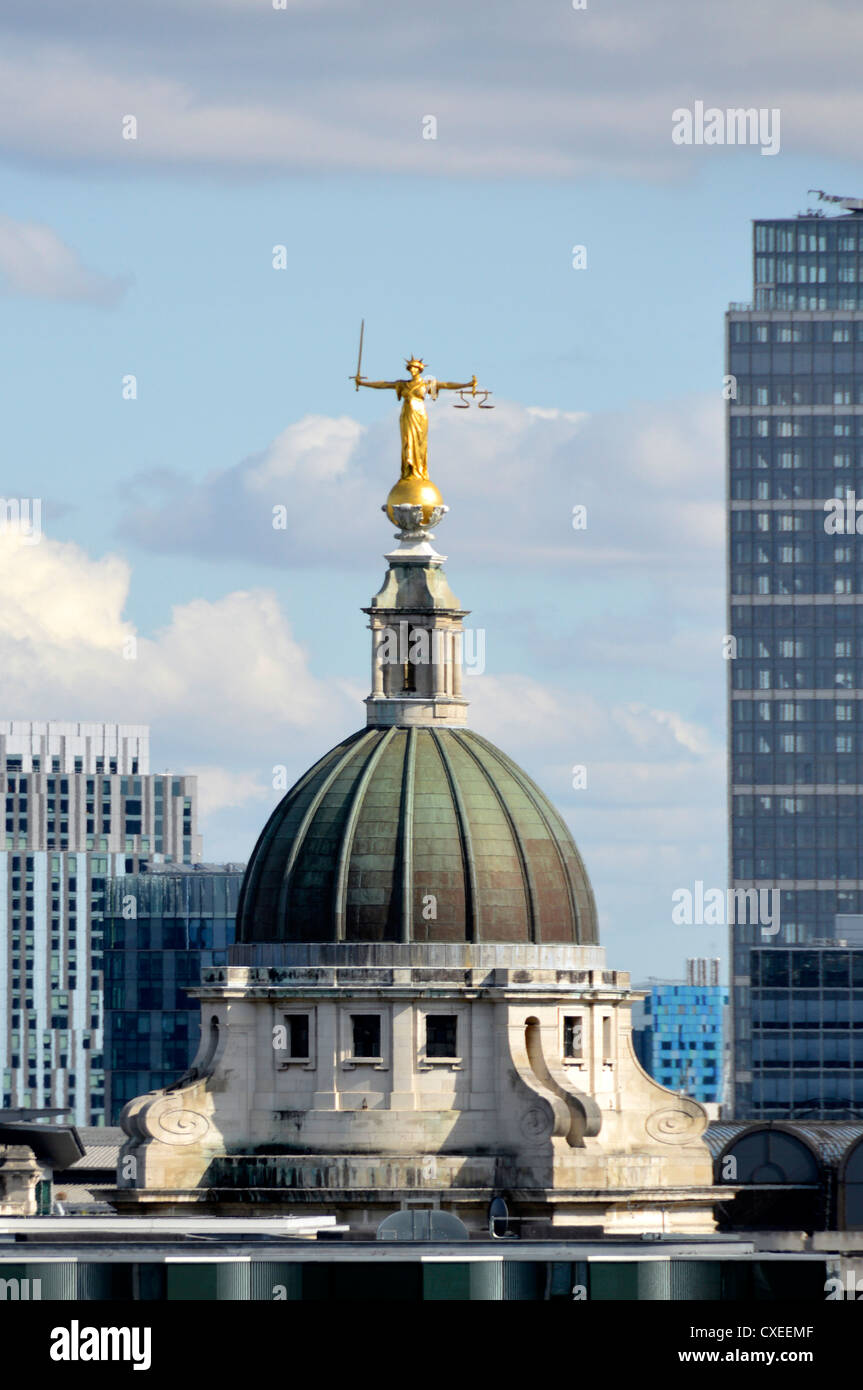 Die Skyline von London, die Lady Justice-Statue oder die Waage of Justice auf dem Dach des Old Bailey Building am Central Criminal Court in London, England Stockfoto