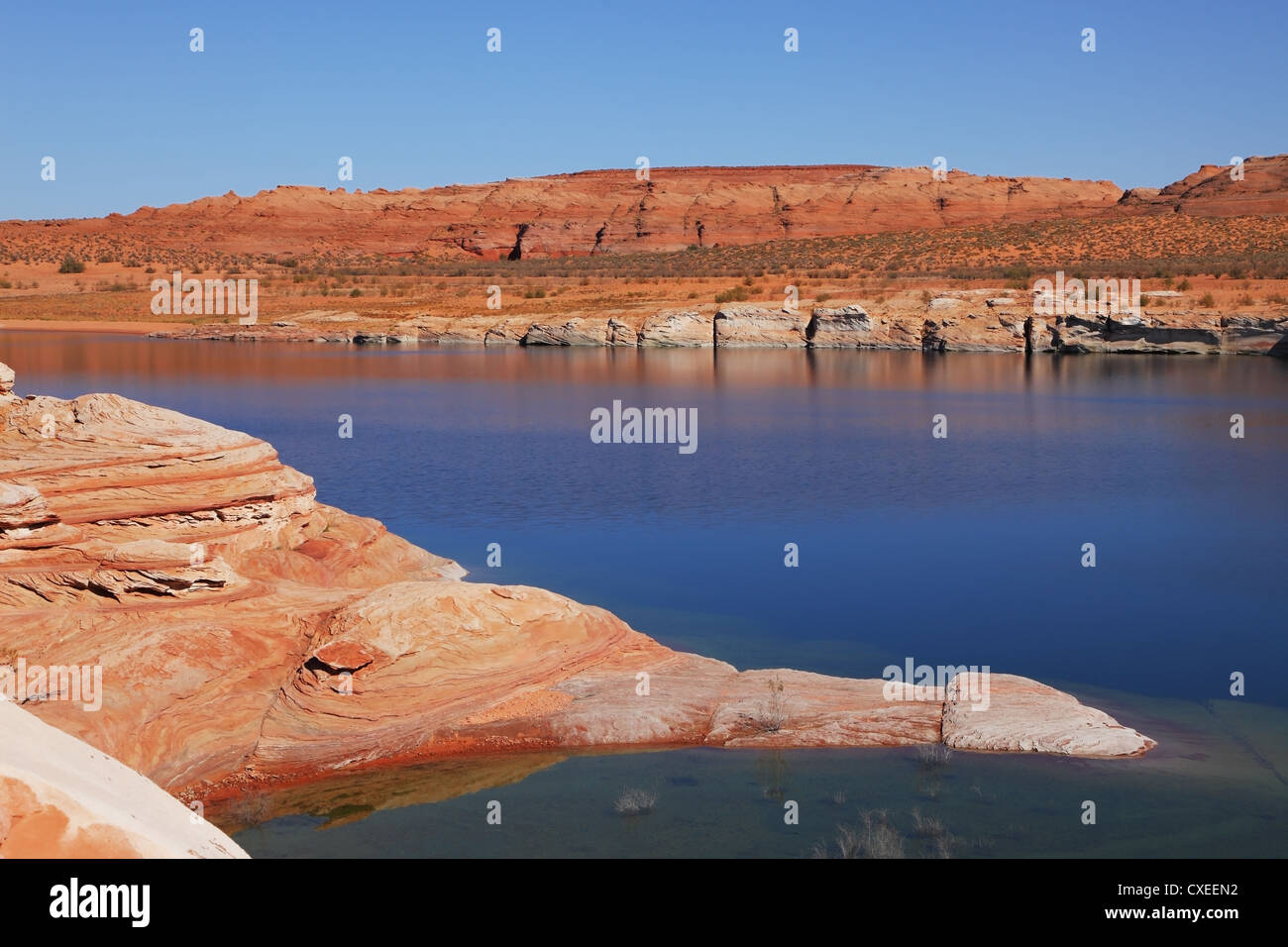 Der Stein Wüste und leuchtend blauen Wasser. Stockfoto