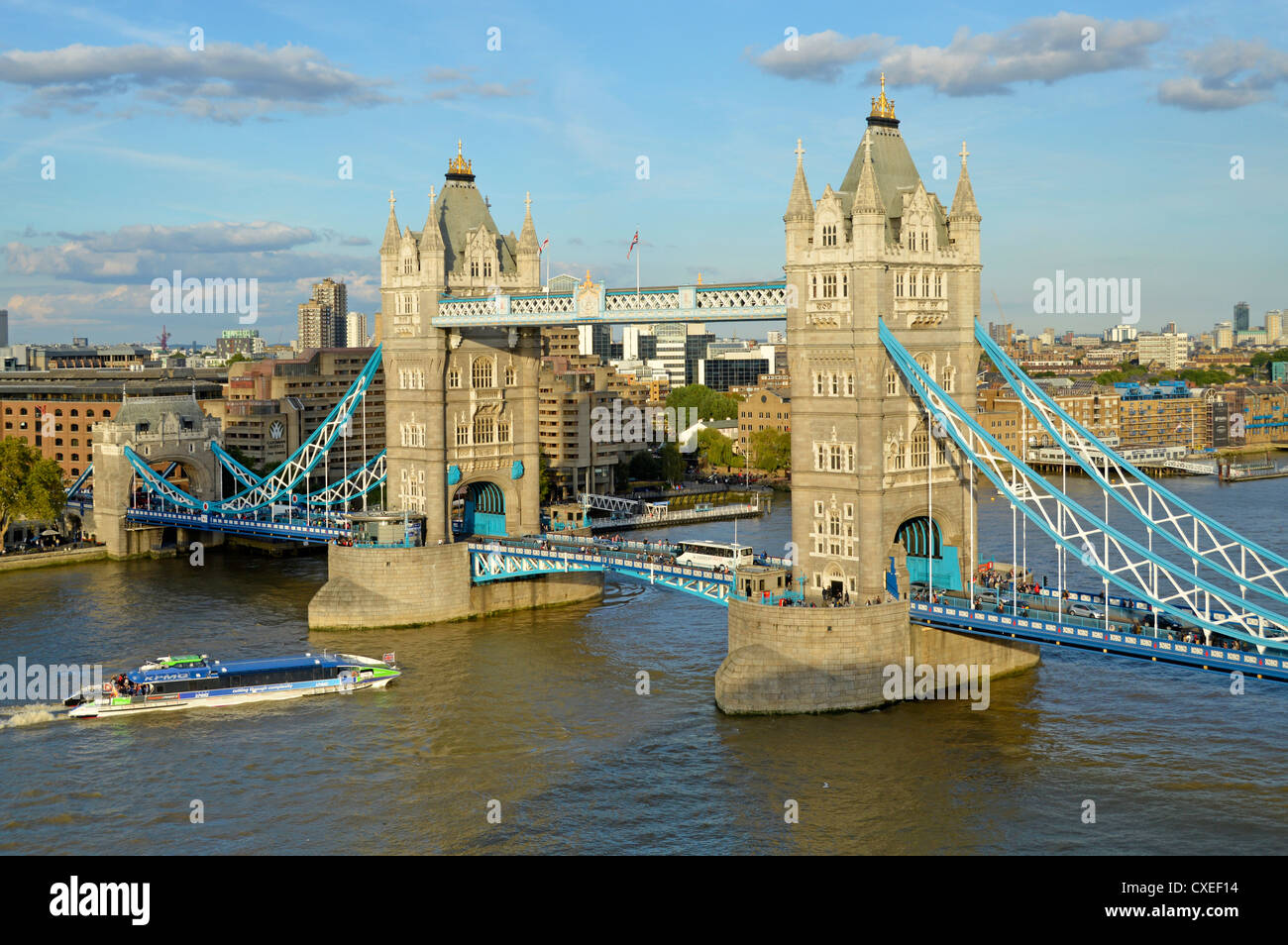 Thames Clipper Riverboat Pendler und Touristen service nahenden Tower Bridge mit KPMG Werbung Stockfoto
