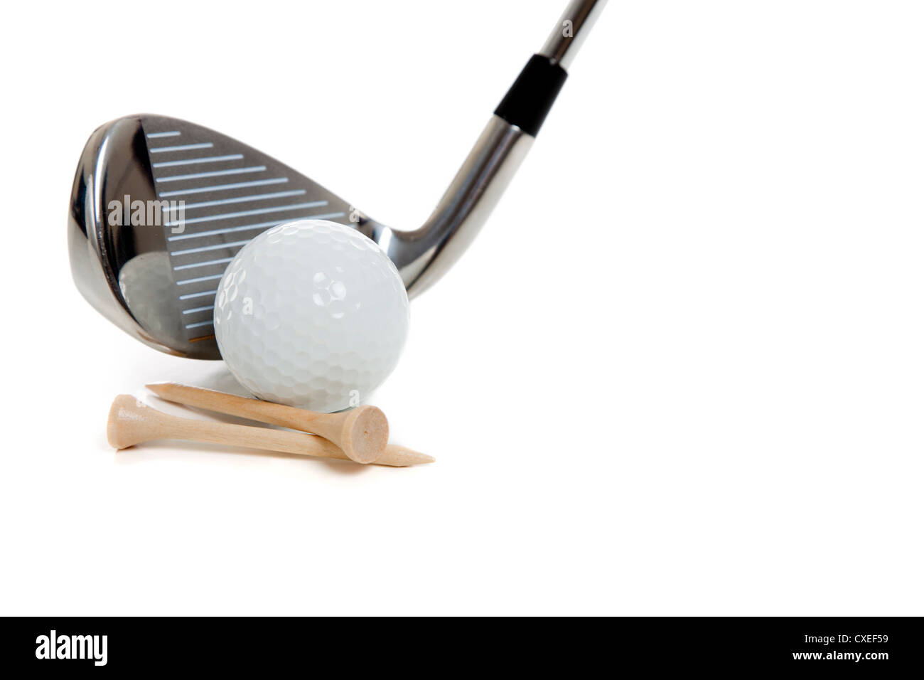 Ein Golfclub, hölzerne Tees und eine Kugel auf einem weißen Hintergrund mit Textfreiraum Stockfoto