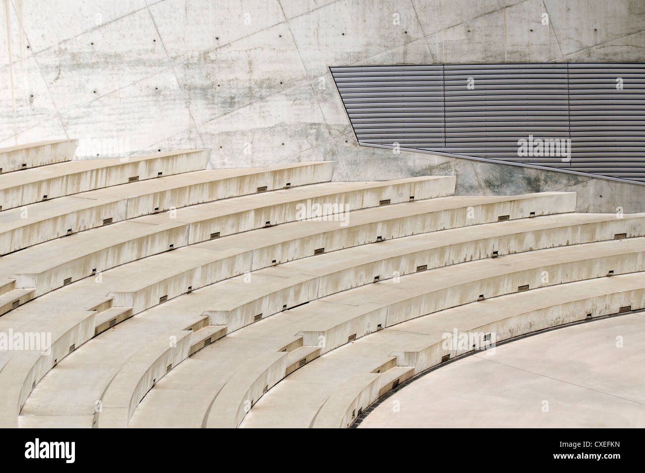 Schritte des Amphitheaters im Mercedes-Benz Museum, Stuttgart, Deutschland Stockfoto