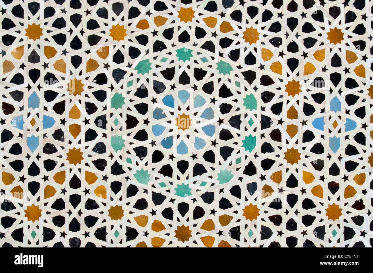 Mosaik (Zellij) eingehend Bou Inania (Bouanania) Medersa (Madrasa) in der Medina von Fes (Fez), Marokko Stockfoto