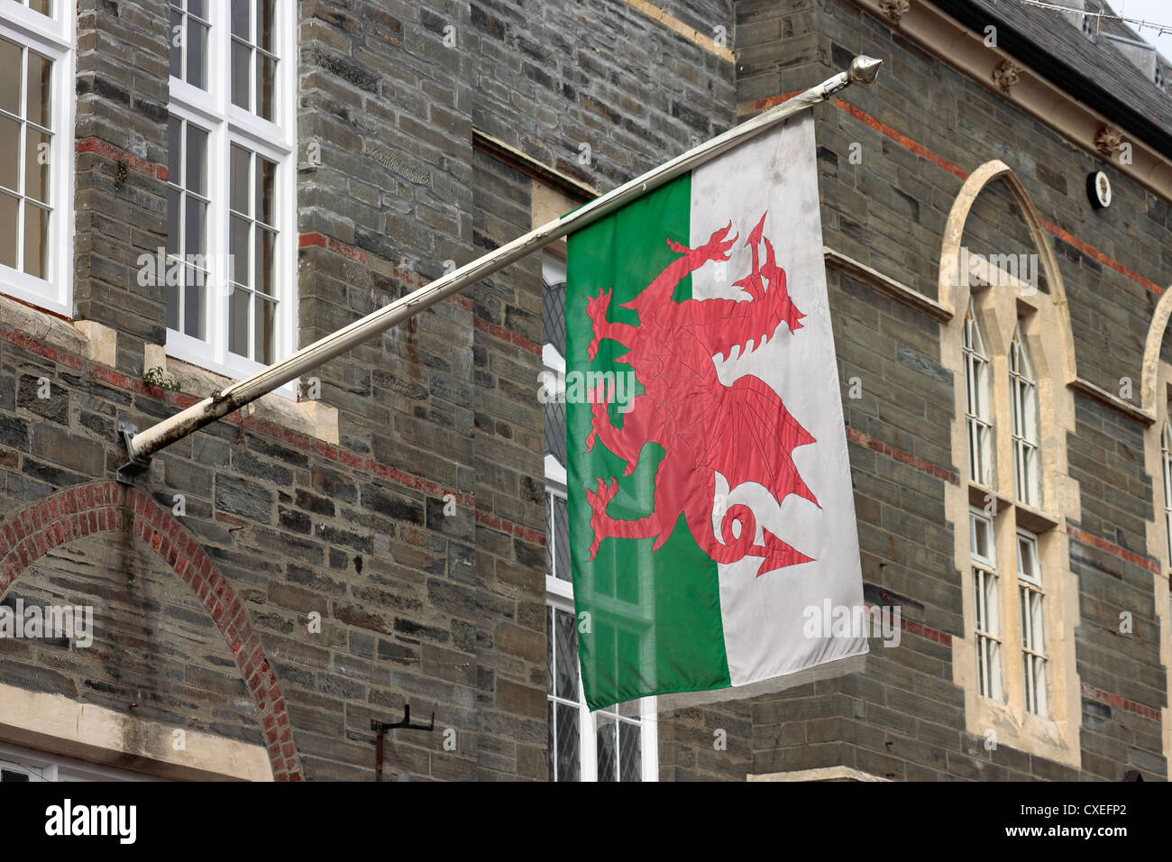Walisische Flagge außerhalb Cardigan Guildhall Stockfoto