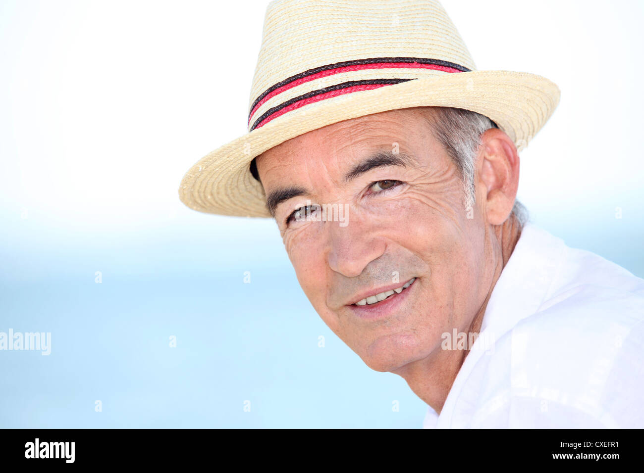 Ältere Mann trägt am Hut von der Küste Stockfoto
