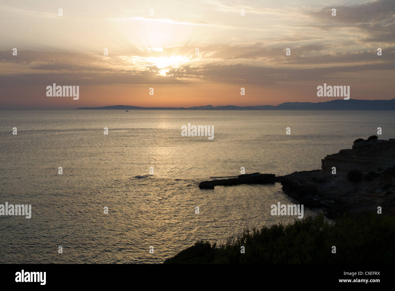 Sonnenuntergang über dem Meerwasser auf Küste Insel Mallorca Balearen Spanien Stockfoto